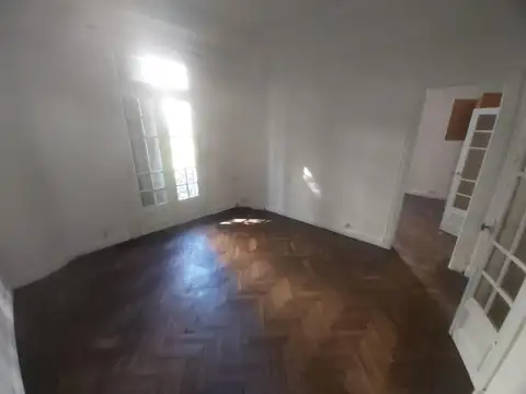 Av Jujuy esquina H Yrigoyen Amplio 3 amb con dep y toilete