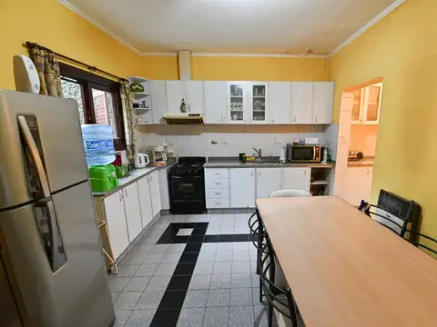 Casa 3 dormitorios con patio y pileta