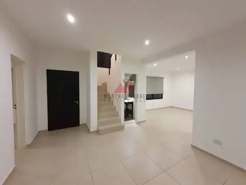 Casa en Alquiler con 1 cochera