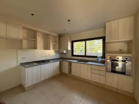 Casa en Alquiler con 1 cochera