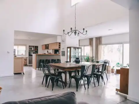 Casa 4 ambientes con 2 baños