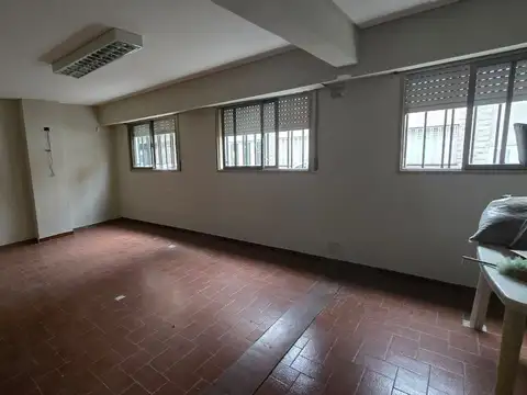 Casa 8 ambientes con 2 baños