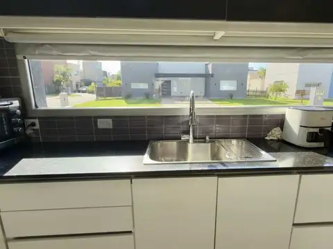 Casa 6 ambientes con 3 baños