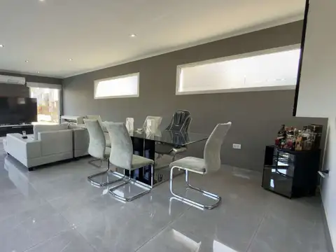 CASA EN DOS PLANTAS C/PILETA CASUARINAS PREMIUM