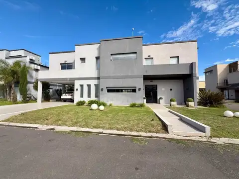 CASA EN DOS PLANTAS C/PILETA CASUARINAS PREMIUM
