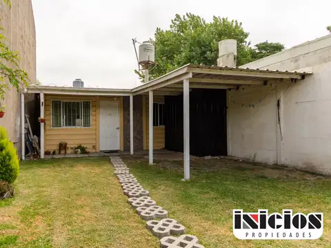 Casa: Estanislao Del Campo N° 241 E/ Espora Y Azopardo - Mar De Ajo - C920