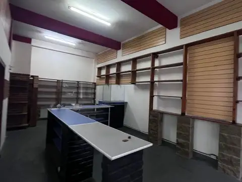 Hemoso local con mobiliario listo para trabajar