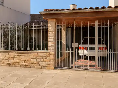 Casa en venta en Villa Ballester, buena zona, muy comoda. Todos los servicios.