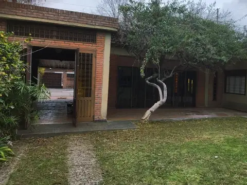 Casa en venta c/ cochera en Castelar
