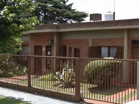 Casa en venta c/ cochera en Castelar