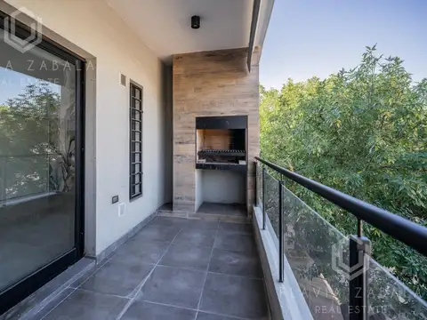 Venta monoambiente con cochera, balcón aterrazado y parrilla en Villa Luro