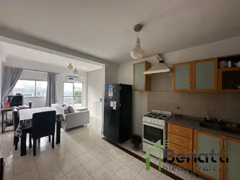 Dpto 2 amb sobre avenida. EXCELENTE ESTADO MUY LUMINOSO