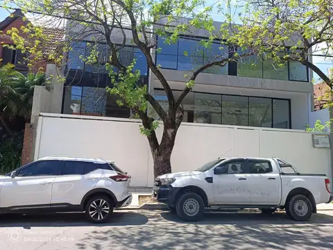 Casa en Alquiler con 3 cocheras