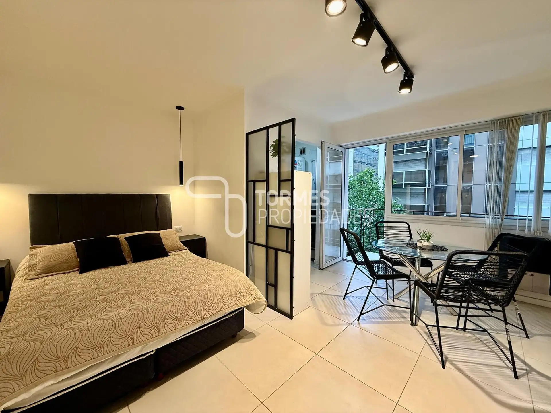 Depto 1 amb, 25m² con balcón y baulera — Centro