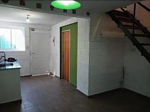 Depto Tipo Casa en Alquiler en Bernal, $ 450.000