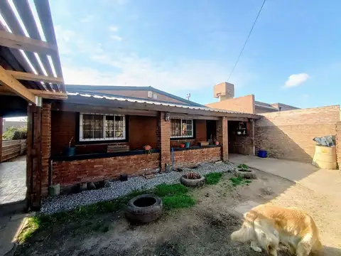 VENTA CASA 3 DORMI, PILETA Y COCHERAS EN ROLDAN