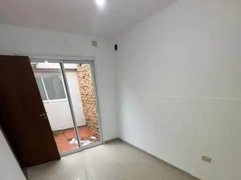 HERMOSA CASA EN VENTA  - MARTIN RODRIGUEZ  1° CUADRA