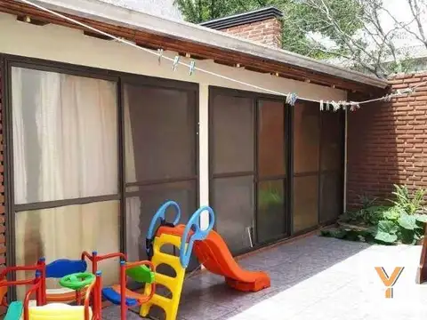 Casa en venta - 4 dormitorios 3 baños - quincho con parrilla -160mts2- Quilmes