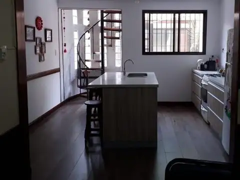 Casa en venta - 4 dormitorios 3 baños - quincho con parrilla -160mts2- Quilmes