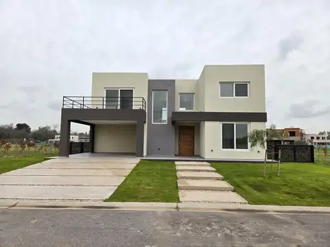 VENTA DE CASA 4 AMBIENTES CON JARDÍN Y PILETA EN VILLAGE JOVEN BELLA VISTA