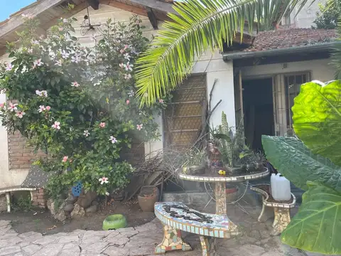 CASA MULTIFAMILIAR A RECICLAR CASEROS NORTE