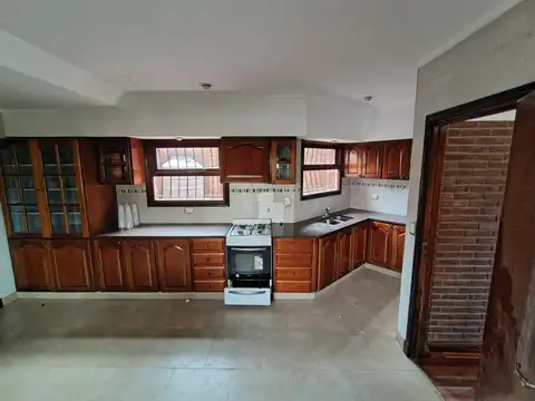 Casa en Alquiler con 3 cocheras