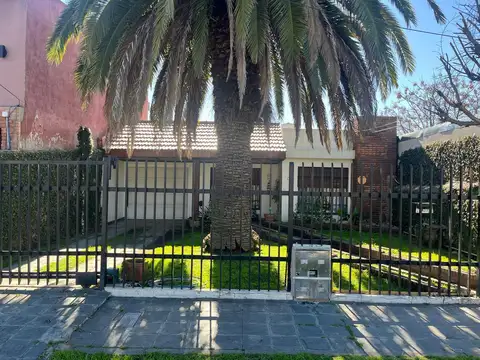 Casa 4 amb. con pileta y quincho en Villa Udaondo, Ituzaingó