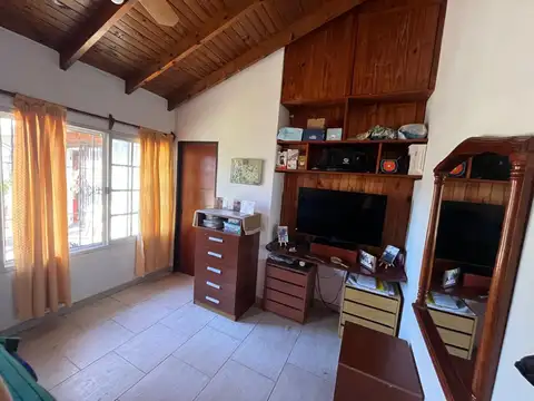 Casa 4 amb. con pileta y quincho en Villa Udaondo, Ituzaingó