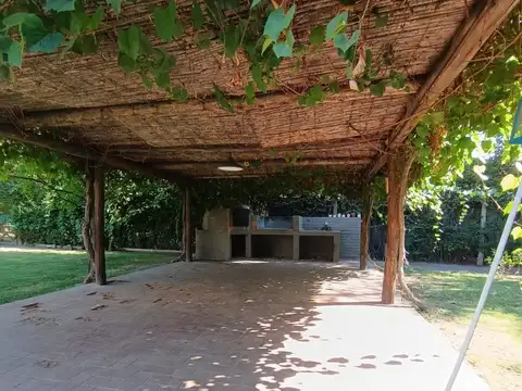 Casa en Alquiler con 2 cocheras