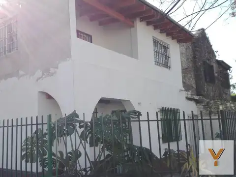 Casa en venta - 6 Dormitorios 3 Baños - Cochera - 300Mts2 - El Palomar