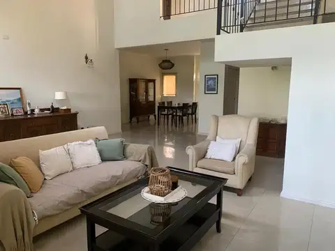 Casa en Alquiler con 2 cocheras
