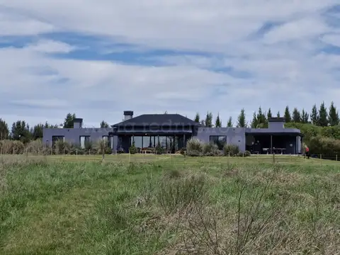 Casa 6 ambientes con 4 baños