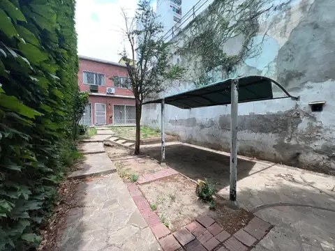 Venta de Casa 6 Ambientes con cochera y patio 