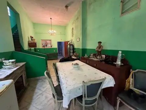 Casa 5 amb. c/ local y garage - Apta Desarrollo