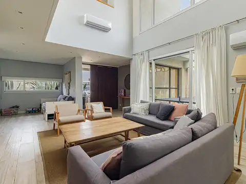 Casa en Venta con 4 cocheras