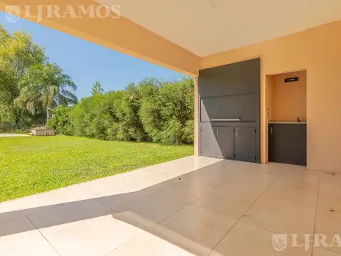 Casa en Alquiler con 2 cocheras