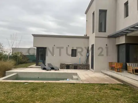 CASA EN VENTA EN EXCLUSIVO BARRIO MENDOZA NORTE