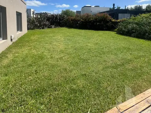 Casa en Alquiler con 2 cocheras