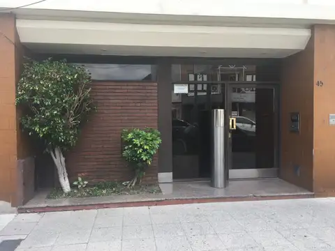 Amplio semipiso totalmente externo. Excelente ubicación!!!  Muy luminoso!!!