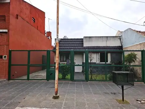 CASA 2 AMB., C/GALPÓN Y COCHERA