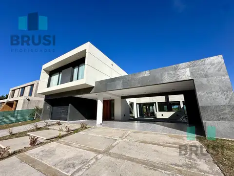 Casa 7 ambientes con 6 baños