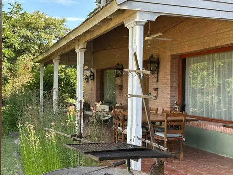 Casa 8 ambientes con 4 baños