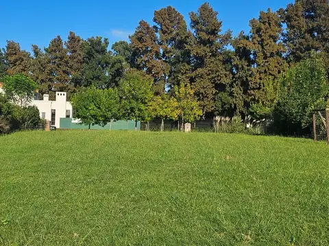 Terreno 1051m2 en venta a laguna en La Calesa, Pilará, Pilar