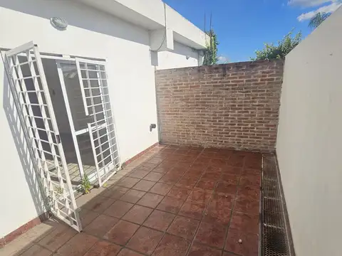 Departamento Arrroyito, Cda. Maspoli 1200, escalera, patio exclusivo, gas Natural 