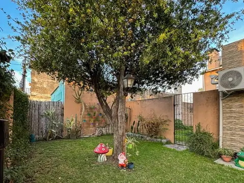 Casa 8 ambientes con 2 baños