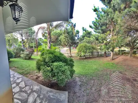 Casa 6 ambientes con 2 baños