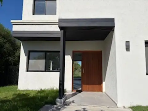 Casa en Alquiler con 1 cochera