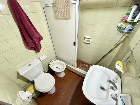 Casa 3 ambientes con departamento en planta alta.