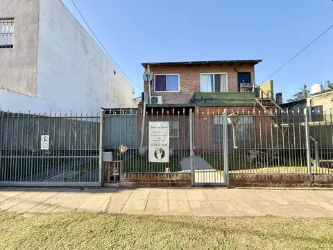 Casa 3 ambientes con departamento en planta alta.