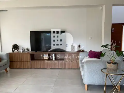 Casa 5 ambientes con 4 baños